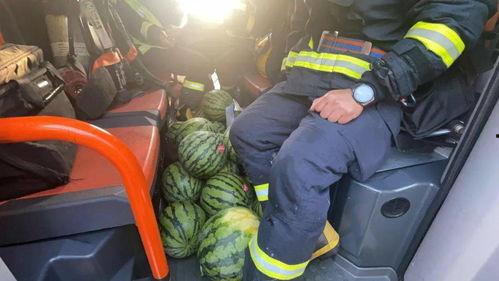 消防员吃瓜大赛,吃瓜大赛欢乐上演