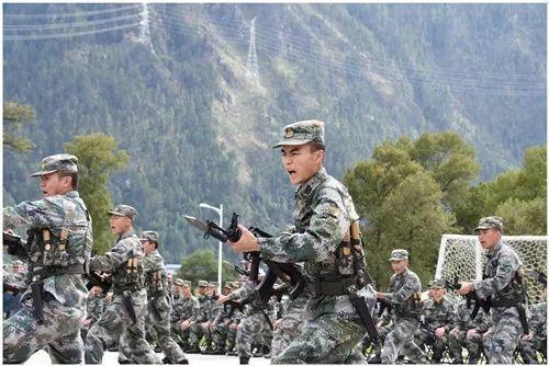 今日头条高原军人照片,坚守边防，守护祖国蓝天白云