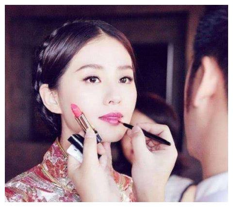 明星涂口红怎么吃饭,如何优雅兼顾妆容与美食